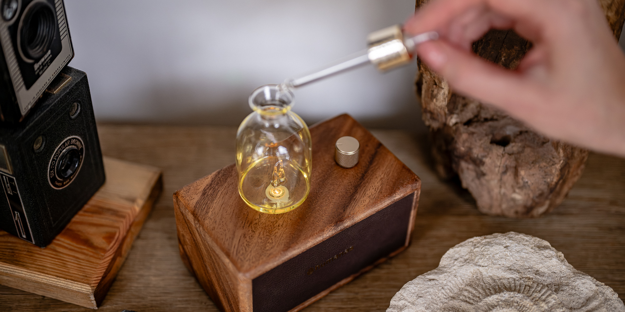 width=100% Dyfuzor olejków, aromatyzer zapachowy Humanas Natural Wood - drewno orzecha włoskiego